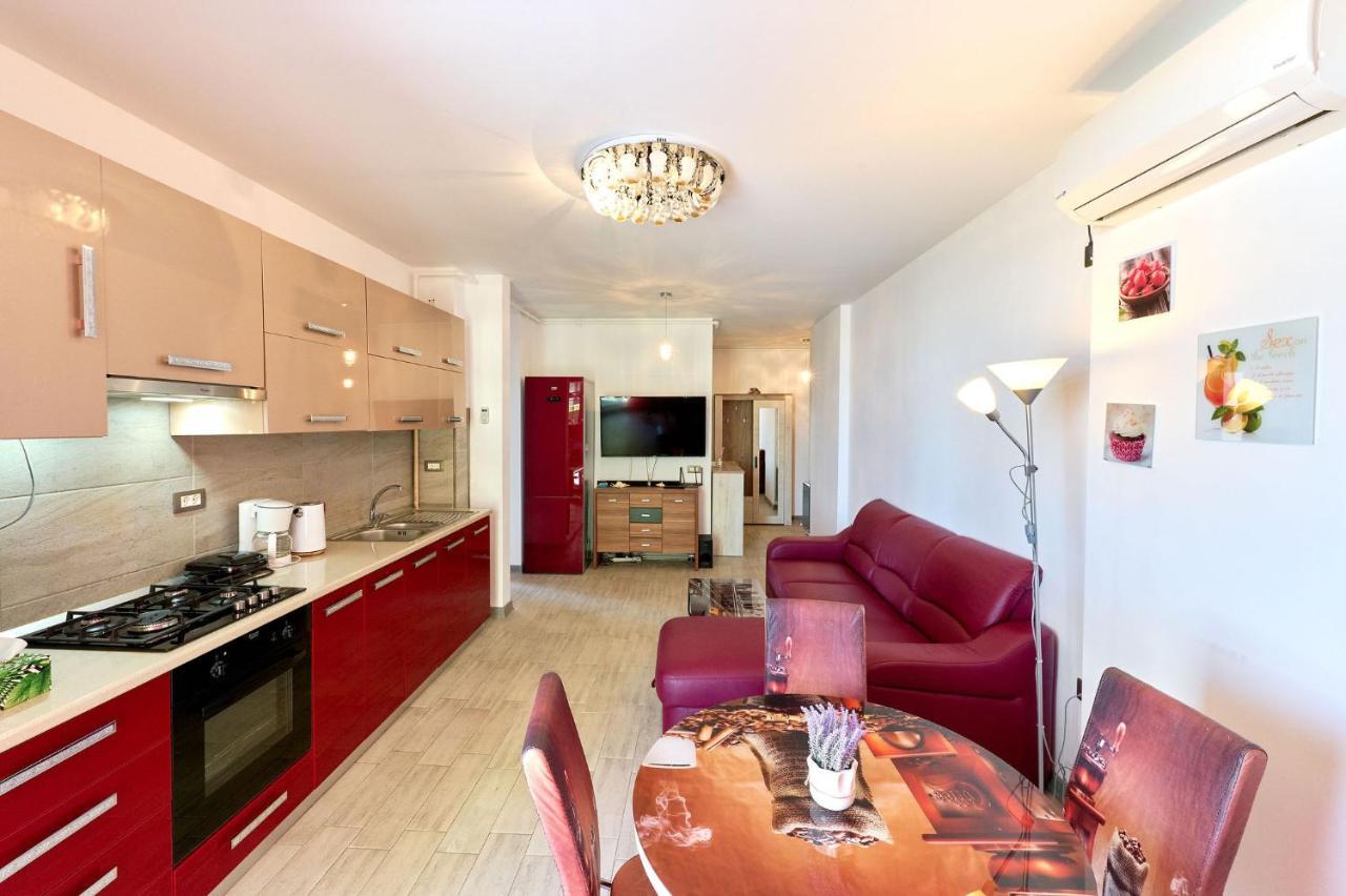 Glamour Red Apartment 22 In Spa Pool Resort Mamaia Eksteriør bilde